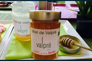 Miel produit sur la ferme de l'Abbé Rozier, vendu par Valpré.