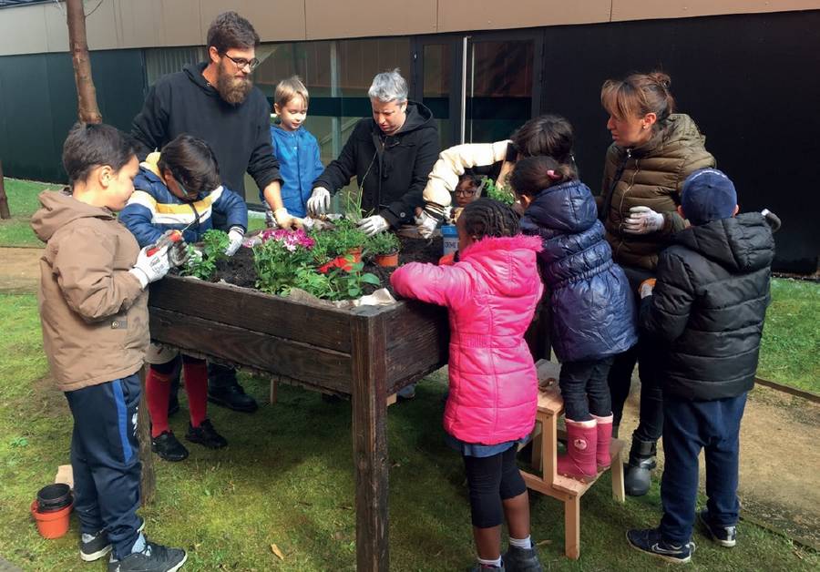 Les plantations, avec les habitants.