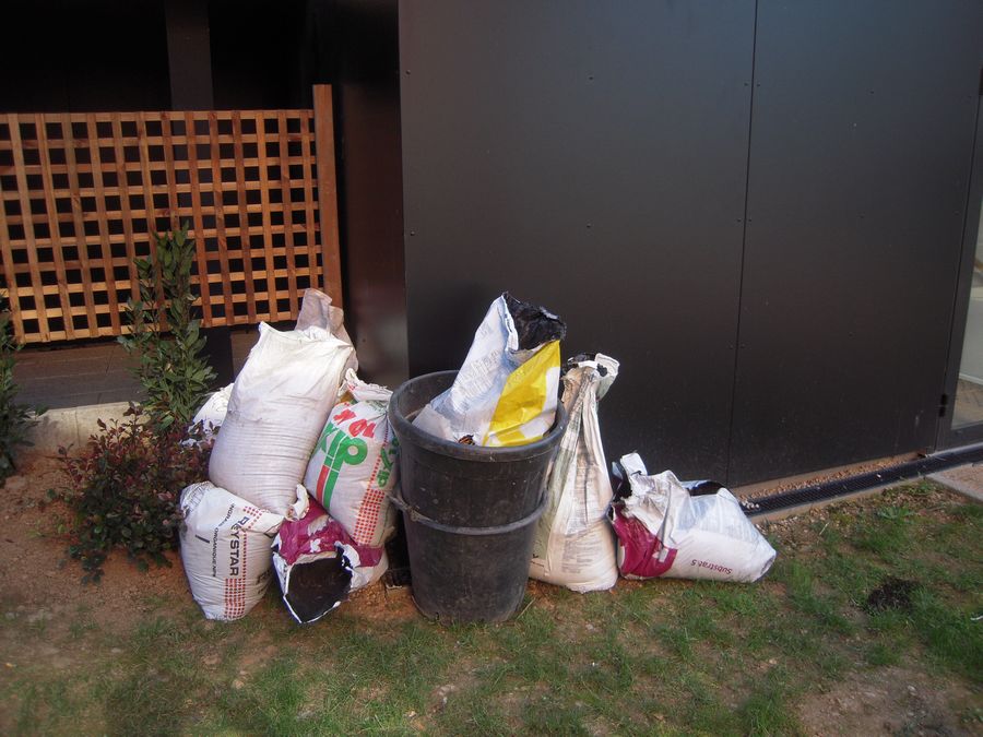 La terre, offerte par le service Espaces Verts de la Ville de Lyon.