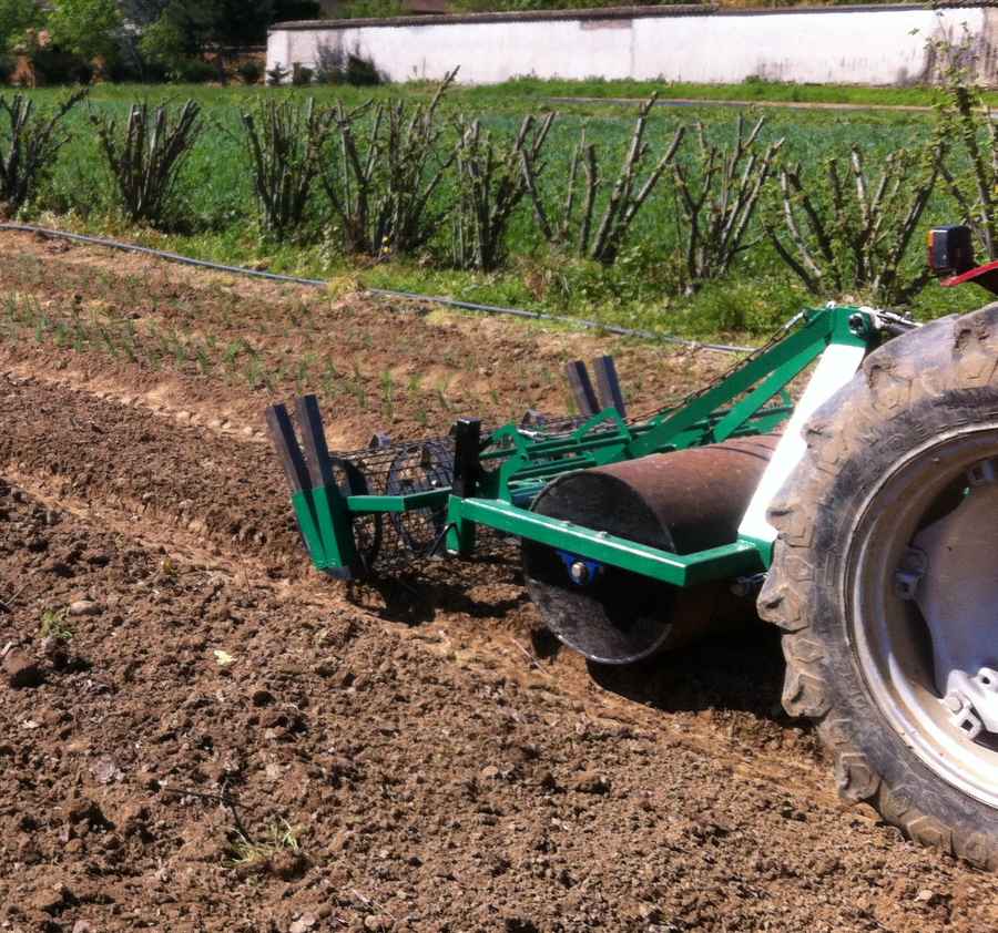 AIDEN - AIDEN Chantiers - maraichage - traceur - outil en action